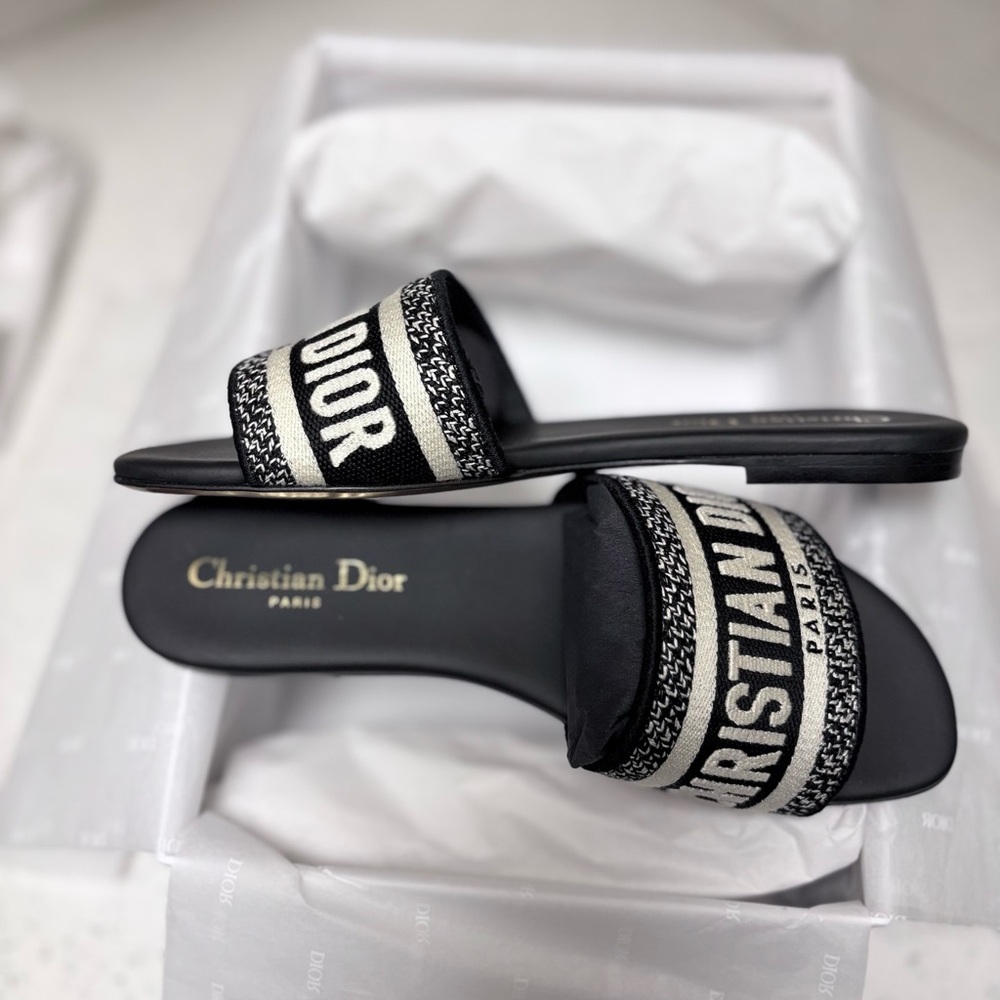 Dior Black and Off White Dway Slide
Black embroidered cotton Women's Sandals